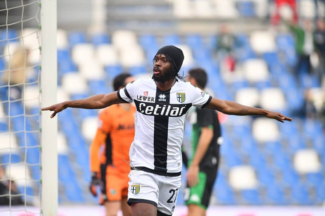 ジェルヴィーニョのインスタグラム：「+3  Great team effort!!! #ForzaParma 💛💙 • • • • • • • ——————————————————————— @andreacantini.photos 📸 @parmacalcio1913 ⚽️ @andreascornelius thanks 🎯 ———————————————————————- #parma #sassuolo #gameday #win #goal #seriea #calcio #teamg27 #team225 #instamoment #italia #picoftheday #happyday #sunday #footballlife」