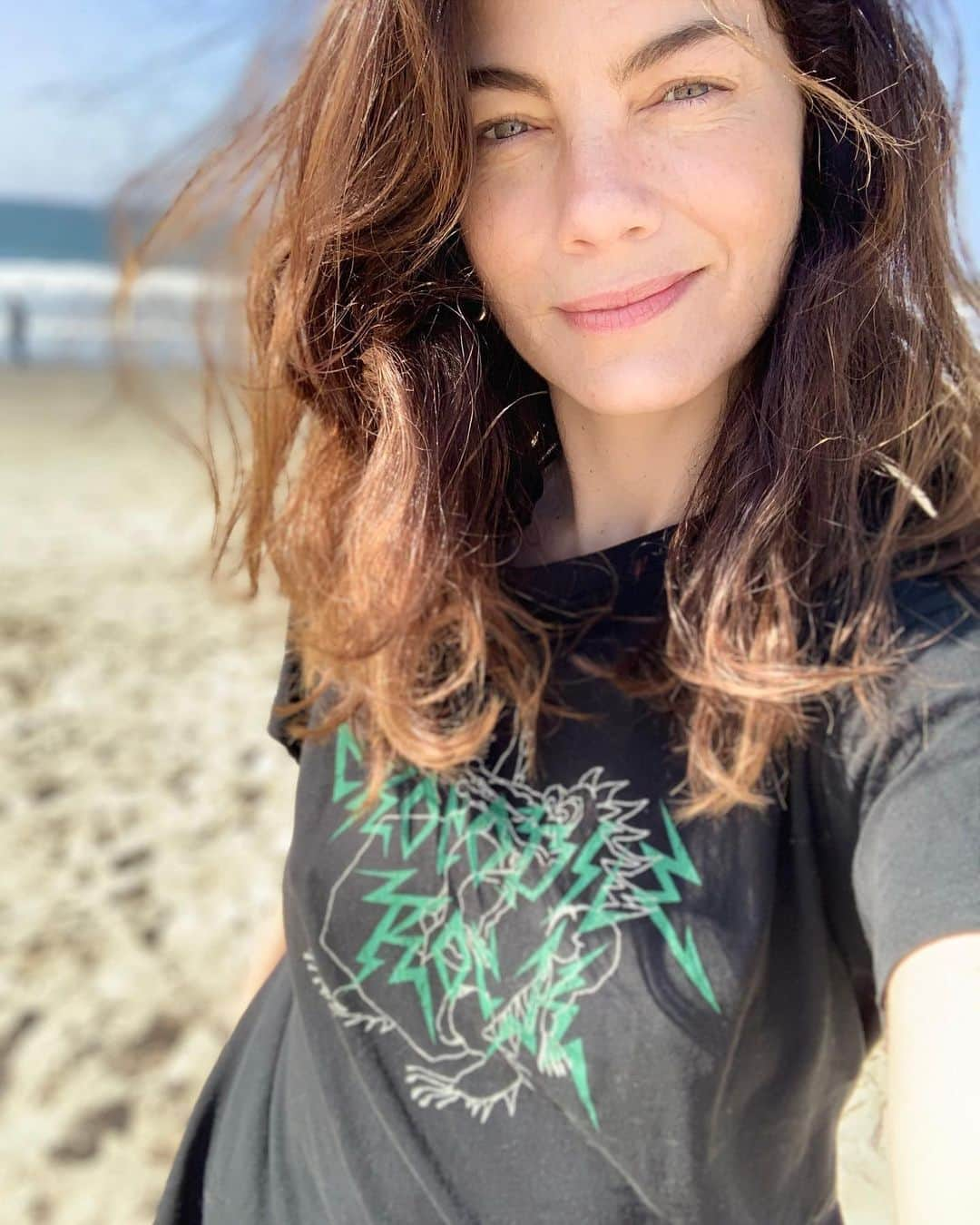 ミシェル・モナハンさんのインスタグラム写真 - (ミシェル・モナハンInstagram)「Resting beach face. ☀️🐊🌈」2月17日 6時00分 - michellemonaghan