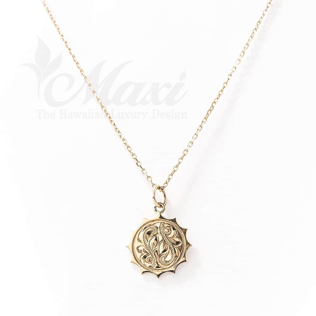のインスタグラム：「Sun necklace engraved Hawaiian design🌞🌈🌞🌈🤙✨ #maxi #maxihawaiianjewelry #hawaiianjewelry #hawaiianheirloom #engraving #hawaii #hawaiian #necklace #sun #thesun #マキシ #マキシハワイアンジュエリー #ハワイアンジュエリー #ハワイ #ハワイアン #ネックレス #太陽」