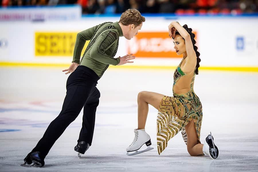 マディソン・チョックさんのインスタグラム写真 - (マディソン・チョックInstagram)「Evan and I are excited to be performing our Free Dance this Tuesday at “Dream On, The 1980 Lake Placid Olympic Figure Skating Reunion Gala” in Lake Placid. 🤩  Join us this and several of our U.S. Figure Skating teammates, and many members of the 1980 U.S. Olympic Figure Skating Team this Tuesday, February 18, for a special night, beginning at 7 p.m. 🥳 To purchase tickets go to the link in my bio or call the Olympic Center Box Office at 518.523.3330 🎫 🎫  You are invited to take to the ice 3-5pm on Tuesday for the Sk8 to Elimin8 Cancer Frozen 5k! For more information on how you can participate visit mysk8.org/LakePlacidNY2020」2月17日 5時58分 - chockolate02