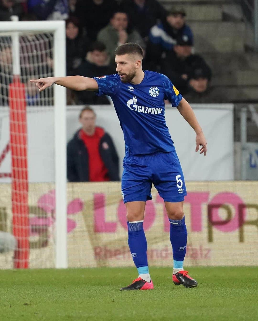 マティヤ・ナスタシッチのインスタグラム：「Das dritte Unentschieden in Folge in der Bundesliga. Gegen Leipzig müssen wir uns steigern und noch mehr Gas geben, um in die Erfolgsspur zurückzukehren. 🔵⚪👊🏼Kommt gut nach Hause #Schalker! ⚒#M05S04 #Königsblau #WirLebenDich #S04 #MN5」