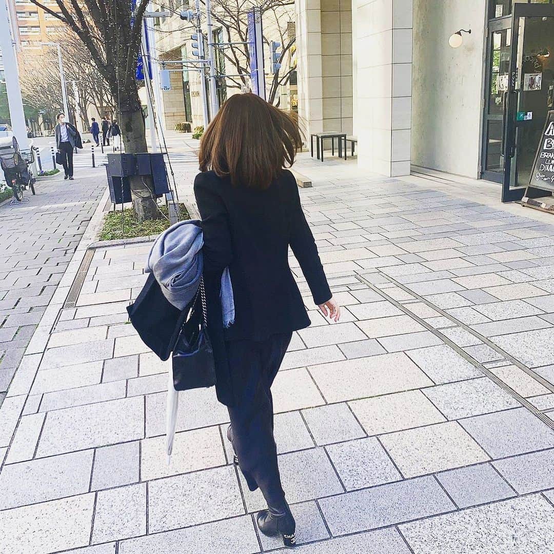 のインスタグラム：「﻿ 昨日は、一日中新規事業計画書を﻿ 作っていました。﻿ ﻿ ﻿ ワクワク♪﻿ ﻿ ﻿ 月内には一つ大きな⁉️﻿ 決断の発表をする予定です。﻿ ﻿ ﻿ メルマガに登録していないよー﻿ という方、この機会にぜひ。﻿ プロフィールのリンクから﻿ メルマガ登録フォームに飛べます❣️﻿ ﻿ ﻿ -------------------------------------------﻿ ﻿ ♦︎ Grace Salon ﻿ オンライン上で学べるサロン﻿ @hirokograce プロフURLより﻿ ﻿ ﻿ ♦︎ 継続メンタープログラム  3ヶ月待ち﻿ 空席募集は、プロフURLより﻿ 無料メールマガジンにご登録ください﻿ ﻿ ﻿ ♦︎ ウーマン魅力学Diploma講座募集﻿ ﻿ ・21期 満席﻿ ・22期 2020年3月 満席﻿ ﻿ ﻿ プロフURLより﻿ ﻿ ﻿ 著書：﻿ 夫を最強のパートナーにする方法（大和書房）﻿ やめたら幸せになる妻の習慣（Wave 出版）﻿ 愛され妻の習慣（Wave 出版）﻿ ﻿ ﻿ ▶︎ ブックアカウント ﻿ @hirokograce_books ﻿ ﻿ #gracesalon#ウーマン魅力学 #ヒロコの愛されマインド #ヒロコ流ブレない女性の生き方  #生き方#アラフォーママ  #パートナーシップ #海外志向 #ニューヨーク流マインド  #ライフスタイル #海外旅行 #ぶれない軸 #女性の生き方 #グローバルスタンダードマインド #キャリアウーマン #女性経営者 #女性起業家 #海外ファッション #アラサーコーデ #年齢の重ね方 #生き方改革 #不安解消#海外暮らし #素敵空間」