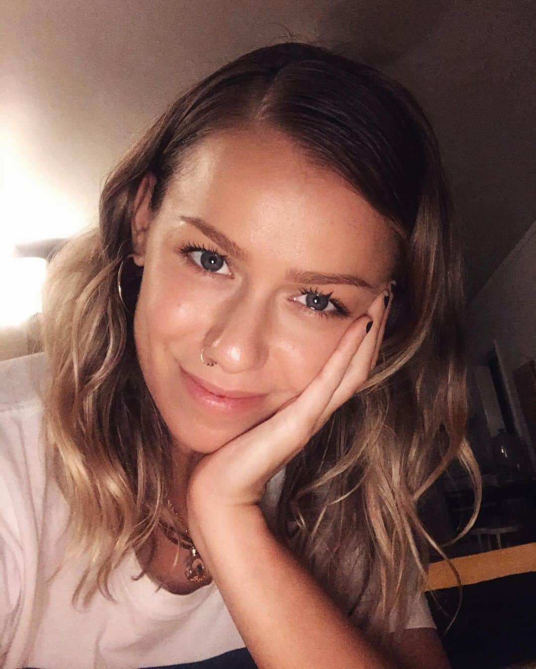 ジェナ・マクドゥーガルのインスタグラム：「I don’t always feel this extroverted so thanks for a beautiful week of resonance Instafam! Who knows when I will post next tbh, so I’ve just started following all my favourite accounts for you to check out if you’re interested! (They are my current go-to educators for all things mental, physical, emotional and spiritual health!) Feel free to comment any pages you find super helpful and informative too! I will definitely be continuing this daily practice and I look forward to hearing if you do too 😌 I love you! Yes you! One more time for the road 👇🏼 X  I’m grateful: to be healing my relationship with this platform (through genuine connection and transparency)  I love: losing myself in flow  I’ve realised: I’m still learning to be me」