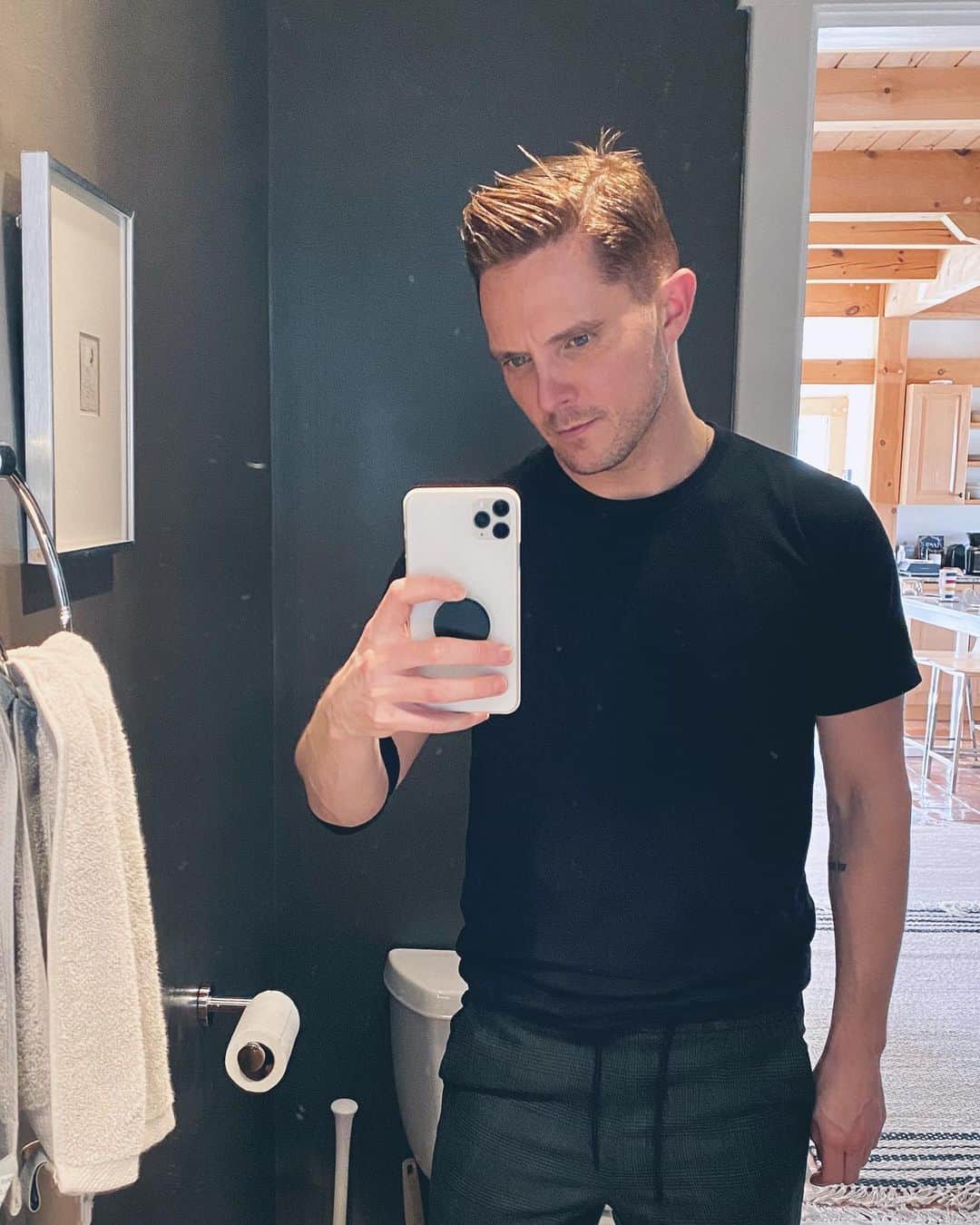 イーライ・リエブのインスタグラム：「New color 🧜🏻‍♂️ Thank you emillllyyyyyy ❤️」