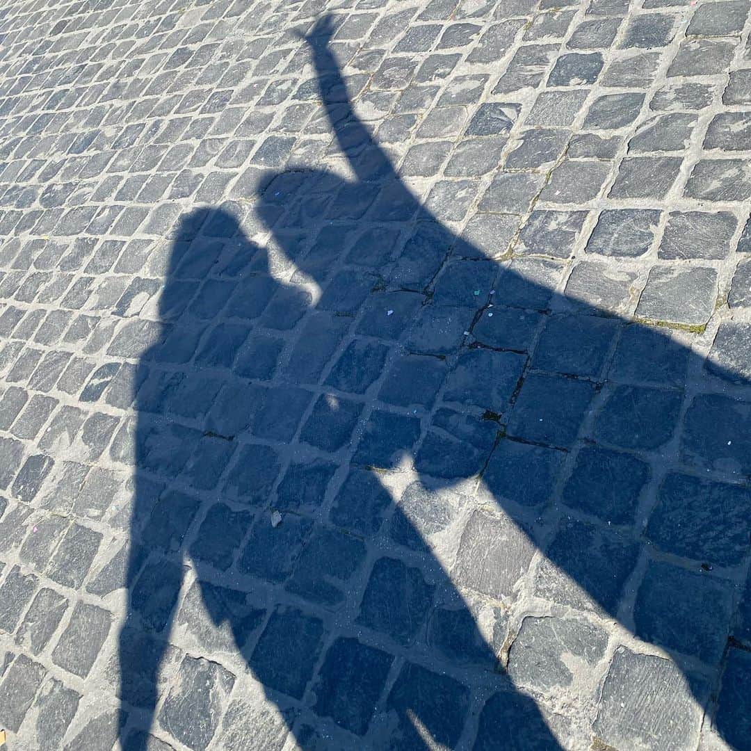 のインスタグラム：「日曜日 先週、逃したサン・ピエトロ寺院からバチカン法王のご挨拶？を見に行ってきました。 お散歩をして.... ランチして… カフェでデザートタイム… お部屋でのんびり… 夜のお散歩… ディナー… ヨーロッパの日曜日って感じ。 #伊達公子 #kimikodate #テニス #テニスプレーヤー #テニスプレイヤー #tennis #tennisplayer #instatennis #instasports #sunday #日曜日 #のんびり #italy #rome #イタリア #ローマ」