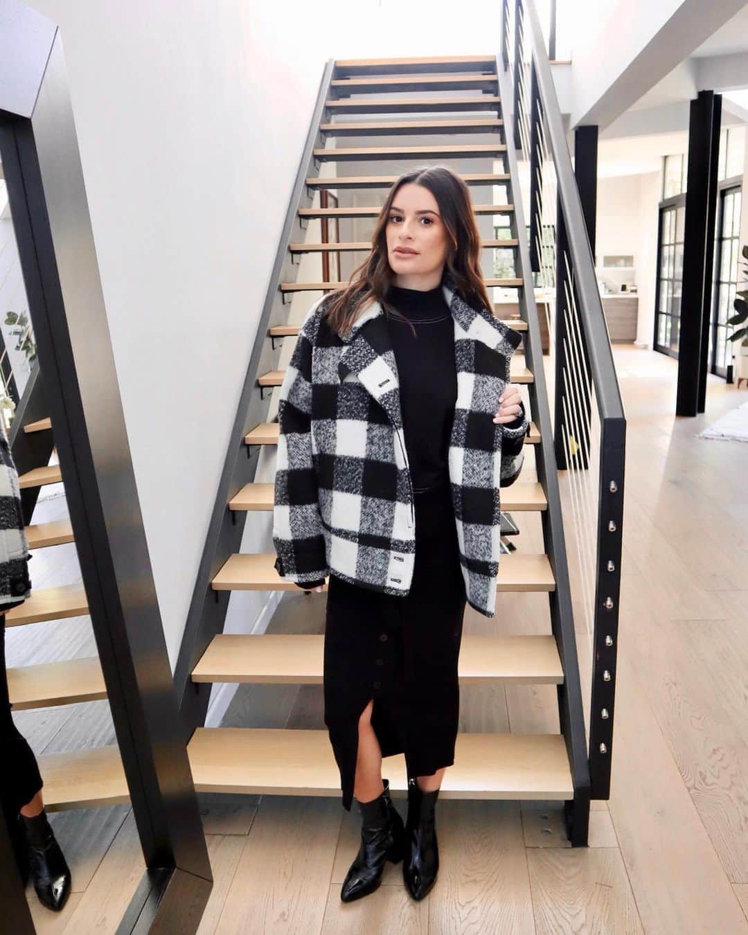 リア・ミシェルのインスタグラム：「Monochromatic Sunday 🖤🤍」