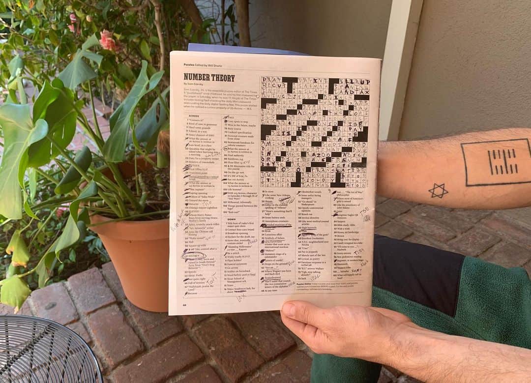 ケリー・オックスフォードのインスタグラム：「NERD POST: Since the holidays we’ve been doing NYT puzzles and it’s one of my favorite things. This week’s made me scream like I was playing a sport. What’s wrong with me. It was wild, and this is my life now.」