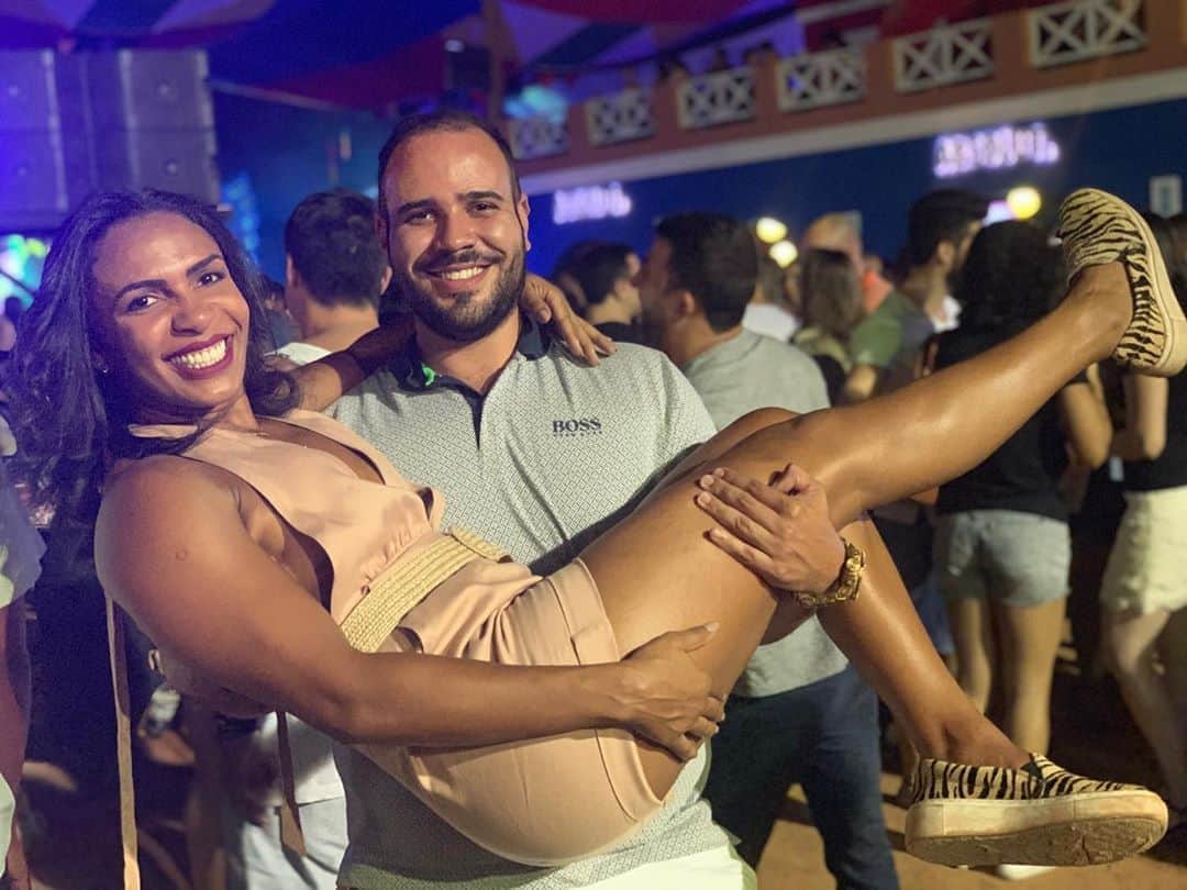 エリカ・ミランダのインスタグラム：「Feliz aniversário amor da vida da mana!❤️❤️❤️ Manoooo como pode o tempo passar tão rápido! Eu lembro que te peguei no colo, o bebê mais lindo desse mundo que foi sempre tão amado!🥰 Mal consigo acreditar que hoje você é um parceirão, amigo fiel de todas as horas, o melhor com aquela cerva bem gelada, a risada mais gostosa desse mundo e uma cabeça tão dura que não tenho palavras para explicar😂😂🥰 Só quero dizer que te amo muito, muito, muitaoooooo❤️❤️❤️」