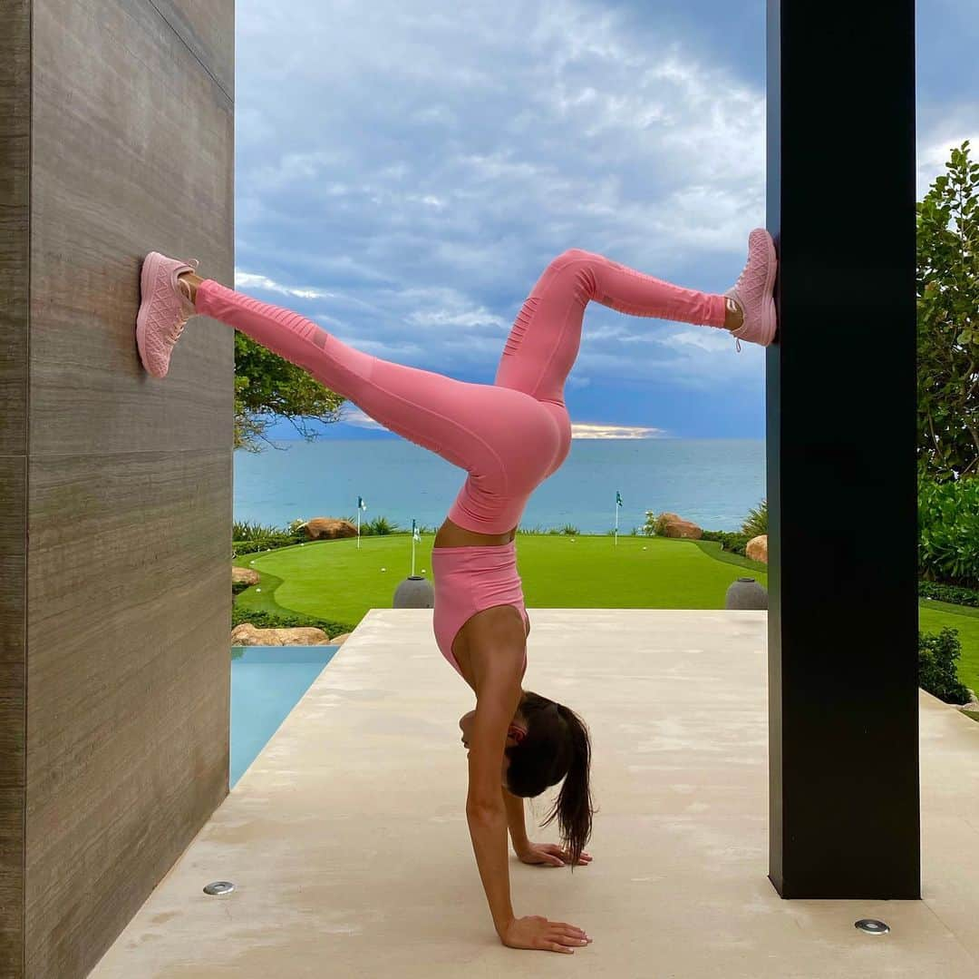 ジェン・セルターさんのインスタグラム写真 - (ジェン・セルターInstagram)「Sometimes you need to look at life from a different perspective 💕 #Seltering」2月17日 6時59分 - jenselter