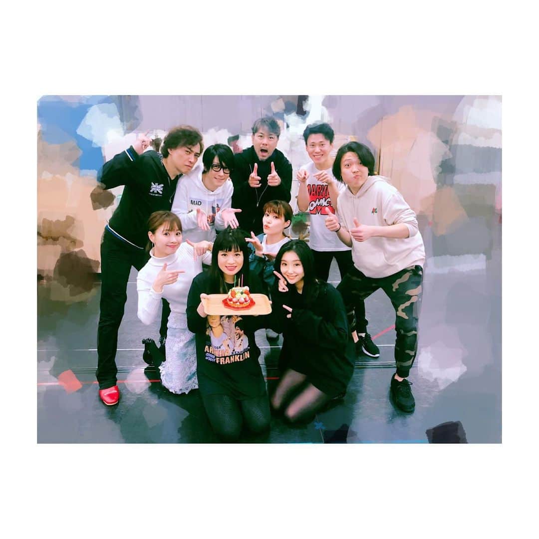塚本直のインスタグラム：「2月16日は誕生日でした♪ 沢山のお祝いメッセージありがとうございますー！ 幸せでしかない！！ 稽古場ではサプライズ演出までして頂いて😢 毎日歌って踊って、爆笑して、歌って踊って、爆笑して、、、 身体はヘトヘトぎみですが、 心はメラメラ燃えております🔥  皆様に最高のエンタメをお届けすべく、私の限界突破してやります💪💪💪. . . .  #littleshopofhorrorsmusical  #リトショ  #mybirthday  #まりゑ動画  #さいこーすぎる  #この日は全員いなかったので、また集合写真欲しいなぁ #ピスタチオのクリームケーキ 激うま #おめでとうメッセージはいつまでたっても嬉しい #happylife」
