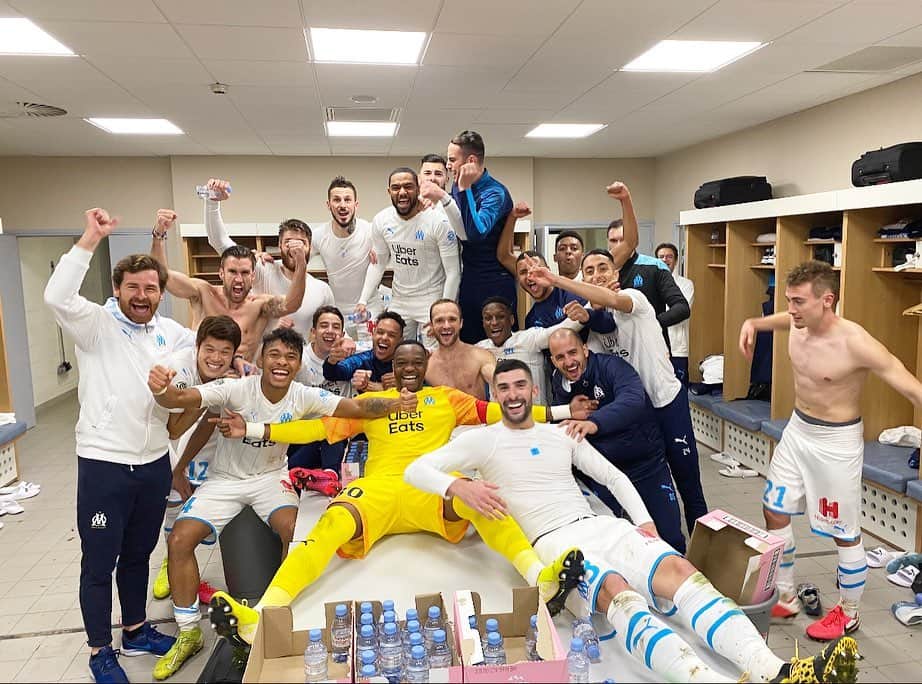 ブナ・サールのインスタグラム：「Instagram 🎉👏🏾🔥 Vs Reality 💦😓😂 Bien joué les gaaaaaars ! Trop de Loooooove 🥰💙💙💙💪🏾」