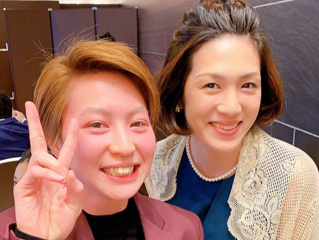 滝沢ななえさんのインスタグラム写真 - (滝沢ななえInstagram)「和田の麻里江ちゃんの結婚式は なんだか同窓会みたいになってました。 ・ 八王子実践 東レアローズ 日立リヴァーレ と、色んな選手の方々がいて 大先輩方と 本当はもっと写真撮りたかったけど なにせ人見知りなもんで 写真撮って下さい！ って、言えず終わりました…。笑 ・ 元東レのおねー様方とは撮ってもらえました(^^) みんな優しい🥺 ・ しかし引退してから 私って女性の中なら世の中的には 背が高いのか！ と、いう事に気付いたんだけど 180センチ前後の女性に囲まれ 自分はやはりこびとなんだと再確認。 自分がちんちくりんに思えた。笑 ・ みんなくらい背が高くなって ジャケットとかスーツとか ビシッと着たいな。 今から背が伸ないかな。 牛乳たくさん飲もうかな←違うw 高身長うらやましい〜！ 分けてほしい〜！ ・ #八王子実践 #東レアローズ #日立リヴァーレ #元アスリート #元バレーボール選手」2月17日 7時44分 - nanaetakizawa