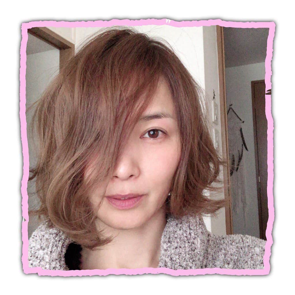 のインスタグラム：「🌟 髪切りました。 1枚目の画像は巻いて動きをだしたver. 2枚目の画像が今のスタイル。 3枚目はカット中 4枚目は住谷ちゃんが画像選んでるところを撮ったもの。 #インビテーション #invitation #いつもありがとうございます #テンションあがる #髪型 #色も綺麗 #カラー名忘れた #透明感あるカラー #1枚目の画像みたいなピンクっぽいのもアリか？」