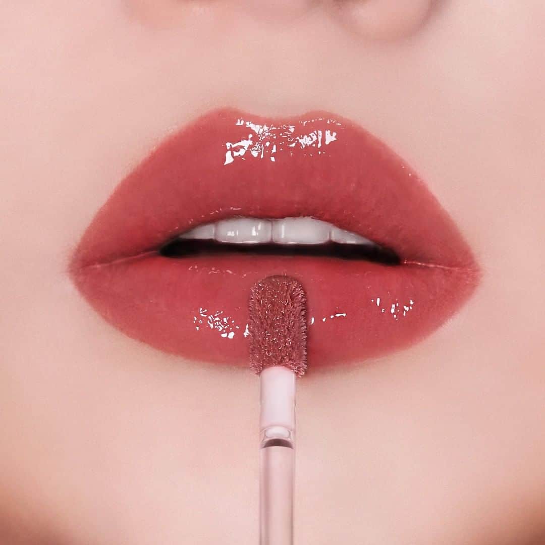 のインスタグラム：「Boost moisture—and your mood—by layering Crushed Oil-Infused Gloss on top of any lip color.  MODEL WEARS: Luxe Shine Intense Lipstick in Claret, topped with Crushed Oil-Infused Gloss in Slow Jam  PC: @bbmua_hk_yuuna | MUA: @bbmua_hk_rikachan - #BobbiBrown #CrushedLipColor #lipstick #LipGloss #GlossyLips #HydratedLips #claret #pinklips」