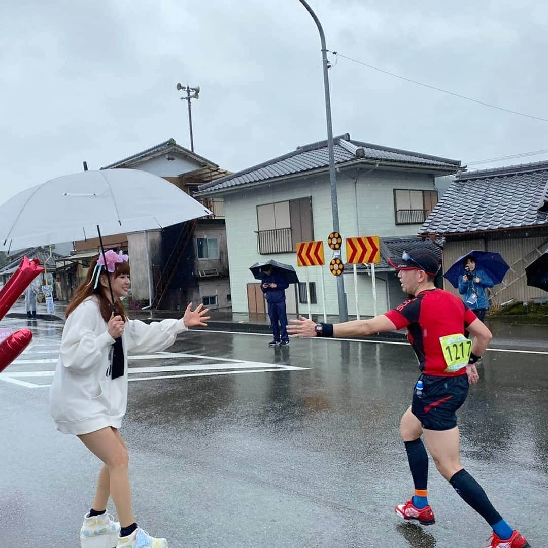 さゆりさんのインスタグラム写真 - (さゆりInstagram)「昨日は徳島県海陽町『究極の清流海部川風情マラソン』🏃に今年も応援に行かせてもらいました〰️💝🤣雨と強い風の中💦ランナーの皆様❤️ボランティアの皆様お疲れ様でしたぁ〰️🎶🤣🎶 #究極の清流海部川風情マラソン #今年は雨だっけど 💦 #凄く美しい風景 🌿 #何より素敵な 🎶  #海陽町町民の皆様一丸となって #おもてなし 〰️🌈😂🌈 #寒さなんて吹っ飛ばす温かさ ❤️ #阿波尾鶏の雑煮 など途中も名産続々❣️ #走り終わると🎵 #讃岐うどん #伊勢海老味噌汁  #皆様暖まってらっしゃいました〰️🤣 #町民の皆様の優しさもフルマラソン❤️ #かつみさゆり #さゆり #海陽町 #徳島県」2月17日 8時00分 - katsumisayuri_sayuri