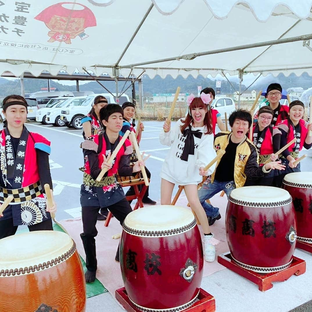 さゆりさんのインスタグラム写真 - (さゆりInstagram)「昨日は徳島県海陽町『究極の清流海部川風情マラソン』🏃に今年も応援に行かせてもらいました〰️💝🤣雨と強い風の中💦ランナーの皆様❤️ボランティアの皆様お疲れ様でしたぁ〰️🎶🤣🎶 #究極の清流海部川風情マラソン #今年は雨だっけど 💦 #凄く美しい風景 🌿 #何より素敵な 🎶  #海陽町町民の皆様一丸となって #おもてなし 〰️🌈😂🌈 #寒さなんて吹っ飛ばす温かさ ❤️ #阿波尾鶏の雑煮 など途中も名産続々❣️ #走り終わると🎵 #讃岐うどん #伊勢海老味噌汁  #皆様暖まってらっしゃいました〰️🤣 #町民の皆様の優しさもフルマラソン❤️ #かつみさゆり #さゆり #海陽町 #徳島県」2月17日 8時00分 - katsumisayuri_sayuri