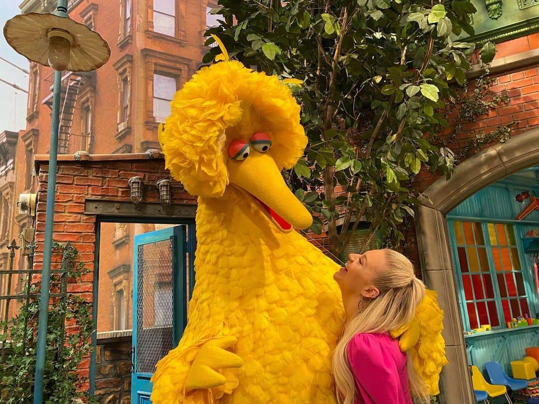 セサミストリートさんのインスタグラム写真 - (セサミストリートInstagram)「Spent the day laughing with our friend @kelseaballerini on Sesame Street! 💛 #Season51」2月17日 8時15分 - sesamestreet