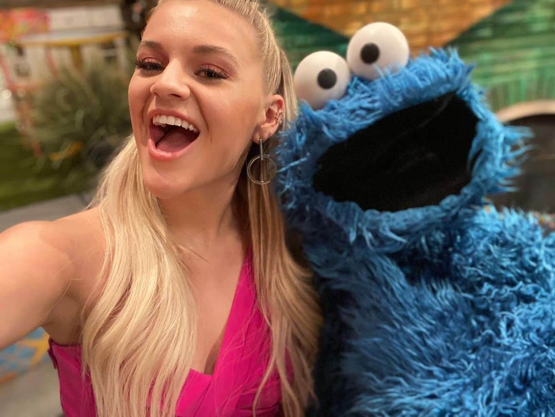 セサミストリートさんのインスタグラム写真 - (セサミストリートInstagram)「Spent the day laughing with our friend @kelseaballerini on Sesame Street! 💛 #Season51」2月17日 8時15分 - sesamestreet