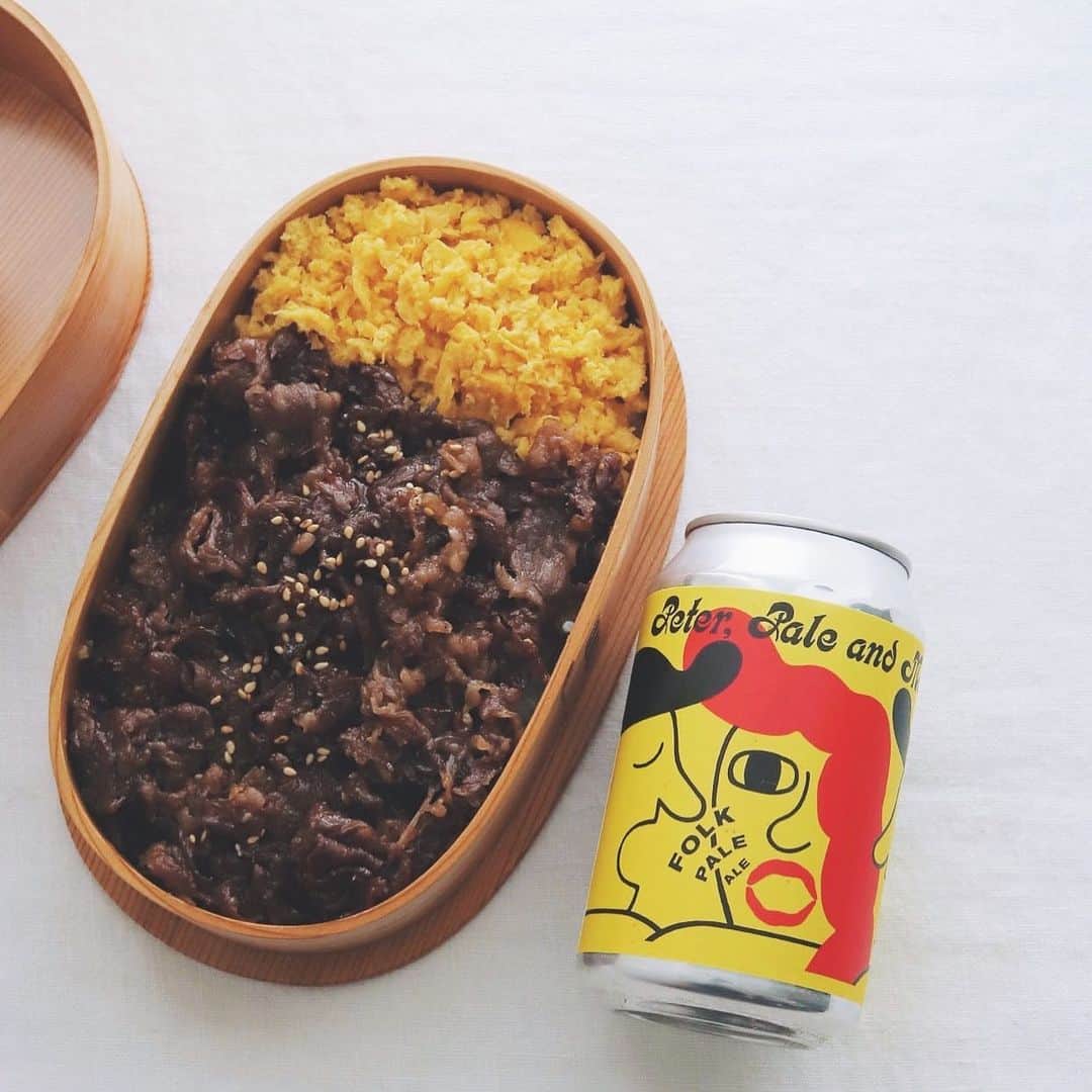 のインスタグラム：「Beef Bento . 昼用の牛肉弁当、 食べ応えがあり。 ＆ポップな缶ビ。 . . #牛肉弁当 #焼肉弁当 #お弁当 #おべんとう #peterpaleandmary」