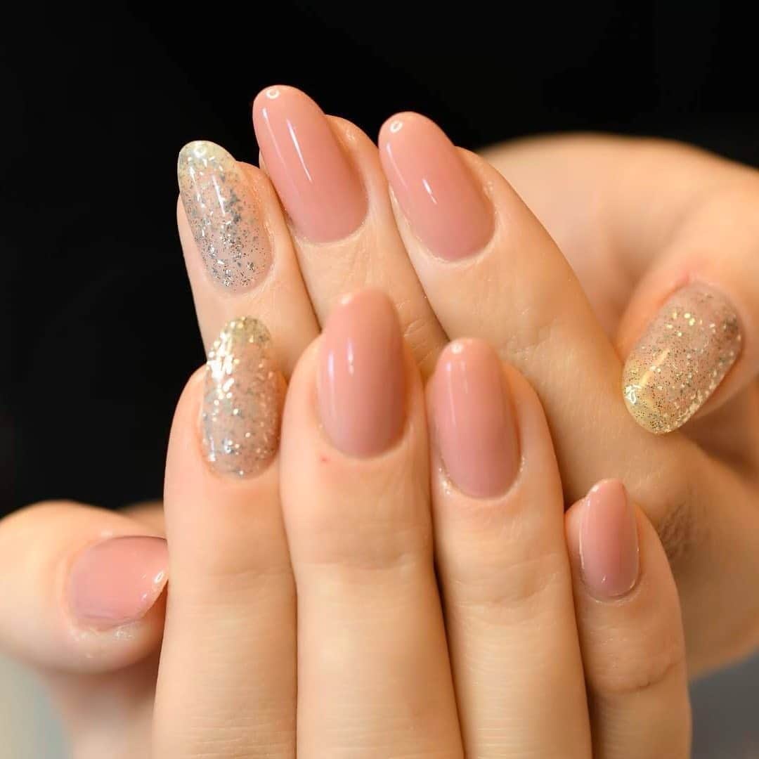 のインスタグラム：「つるつるのピンクに ラメがきらきら✨💝 春が待ち遠しいネイル☺️🌸🌸 . .  stagram特別キャンペーン実施中💝 お得にCADENASの技術力をお試しください☺️💕 . . . Salon data▼ ＝＝＝＝＝＝＝＝＝＝＝＝＝＝＝＝＝＝＝＝ . CADENAS -nail eyelash salon- ●Nail artist  @yuka.maeda  @yuki_cadenas ●eyelash　@cadenaseyelash  ゲストに愛と感動を…♡ . 【 LINE ＠cadenas 】 ご予約/お問い合わせはLINEよりお気軽に🤲 ▶︎▶︎#cadenasnail デザインアップしてます♡  price…★⭐︎Instagram特別キャンペーン中⭐︎★ . 「インスタ見たよ👀」と LINEからご予約で特別プライス7500円！！ . ※ご新規様限定 ※キャラクターや特殊なエレメント等のみ 別途料金いただく場合ございます🙇🏻‍♀️ . . access…大阪市北区堂山町16-1  中崎町駅  徒歩2分/梅田駅  徒歩6分 . tel… 06-4792-8617 ＝＝＝＝＝＝＝＝＝＝＝＝＝＝＝＝＝＝＝＝ . . . .  #中崎町ネイルサロン #梅田ネイルサロン #大阪ネイルサロン #関西ネイルサロン #インスタネイル #instanails #instanail  #ネイルサンプル #ネイル好きな人と繋がりたい #ネイルブック #ネイルカタログ #ネイルチェンジ #ラメネイル　 #ピンクネイル #春ネイル #大人かわいいネイル　 #キルティングアート #きれいめネイル #シンプルネイル　 #女子力向上委員会 #女子力 #女子力ネイル #ラメネイル #nailchange #トレンドネイル #オフィスネイル #ワンポイントネイル #うるつやネイル #春色ネイル #springnails」