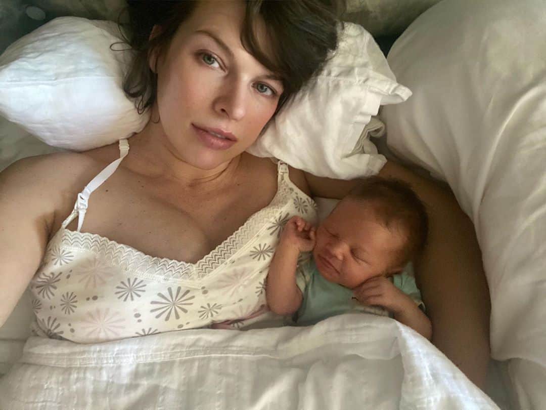 ミラ・ジョヴォヴィッチのインスタグラム：「It’s Osian’s two week birthday today! So when people ask me what I’ve been up to, this is literally it. I’m trying to be a fully functioning milk manufacturing facility, so all my energy is focused on not getting out of pajamas if at all possible, feeding Osian and storing milk for her. Today is extra special as well because it’s her first day outside the blue light Bili Blanket and we will measure her bilirubin levels at the end of the day to see if she needs to go back in it tonight. Anyway, happy Sunday everyone!❤️❤️❤️ #osianlarkelliot #mamaandbaby」