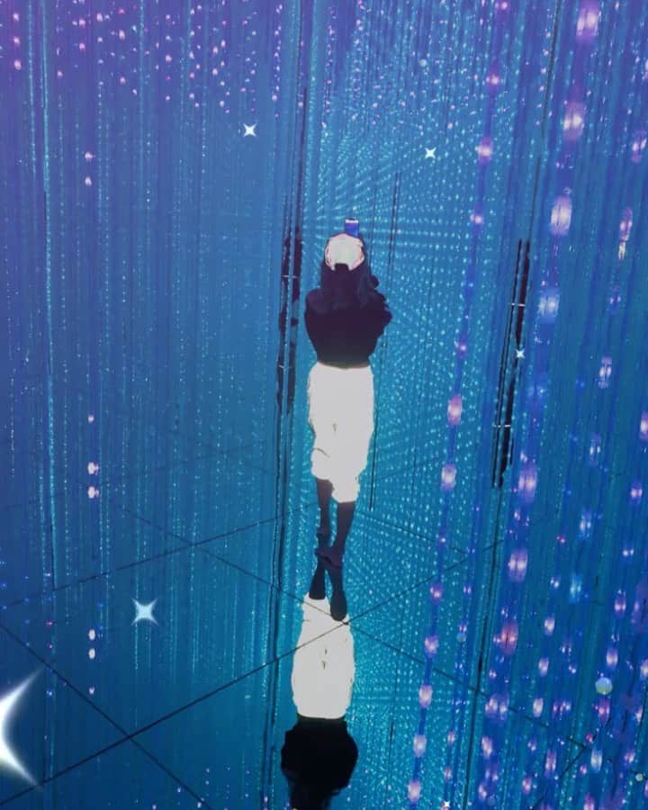 のインスタグラム：「A place of memories in my favorite place💙💙💙 #teamlab #teamlabborderless  #豊洲#love#beautiful#memories #2回目#happyday#チームラボ」