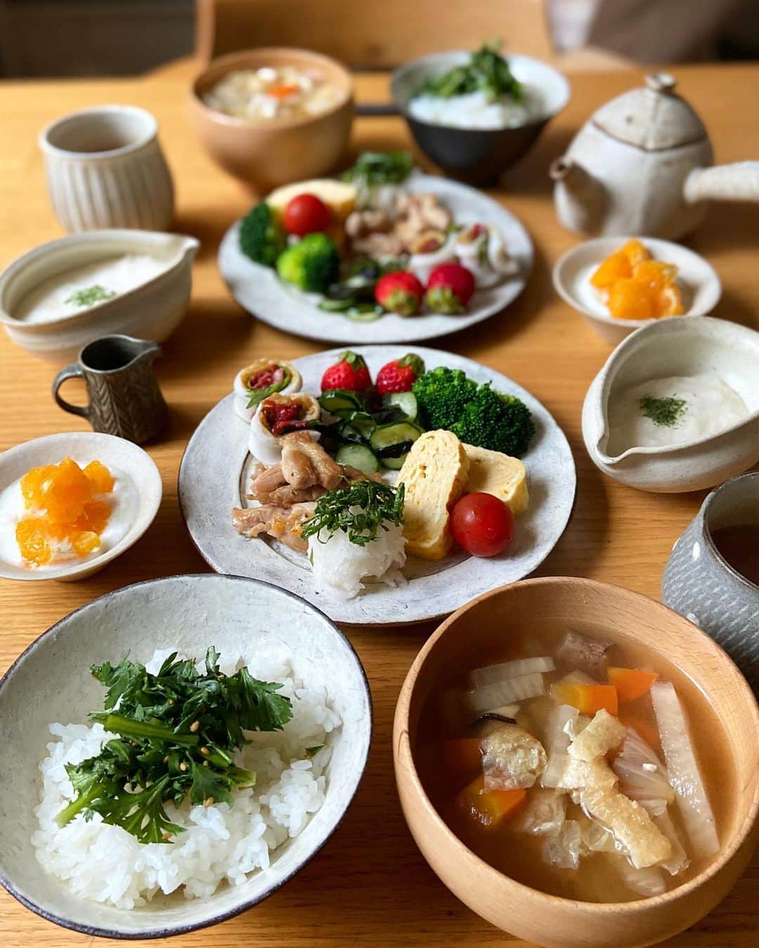 のインスタグラム：「2020.2.17  おはようございます  今日のあさごはんは * ・春菊の醤油漬けのせご飯 ・野菜と豆腐、油揚げのお味噌汁 ・せせりの塩焼き ・だし巻き玉子 ・ちくわの大葉梅肉巻き ・きゅうりとわかめの酢の物 ・とろろ ・はるみヨーグルト ・いちご * 今朝はしっかり和食で。  ロピア食材でこれまたハマってる せせりを塩焼きにして おろしポン酢かけて食べると 最高🤘 程よい脂とコリっとした食感が たまらない。 * ご飯にはとろろと ネットで見かけた 春菊の醤油漬け。 切って醤油と胡麻かけるだけ なんだけど これは美味しい✨ とろろとの相性もナイスでした。 *  今週も栄養のある美味しいもの たくさん食べてウイルスに 負けないぞー💪 * #あさごはん#朝ごはん#朝食#和食#とろろご飯#せせり#ロピア大好き#せせりの塩焼き#春菊の醤油漬け#器#器好き#戸田文浩#めいぼく椀#breakfast#morning#cooking#japanesefood#locari#igersjp#macaronimate#おうちごはん#おうちごはん記録#おうちごはんlover#フーディーテーブル#おうち和ごはん#朝時間」