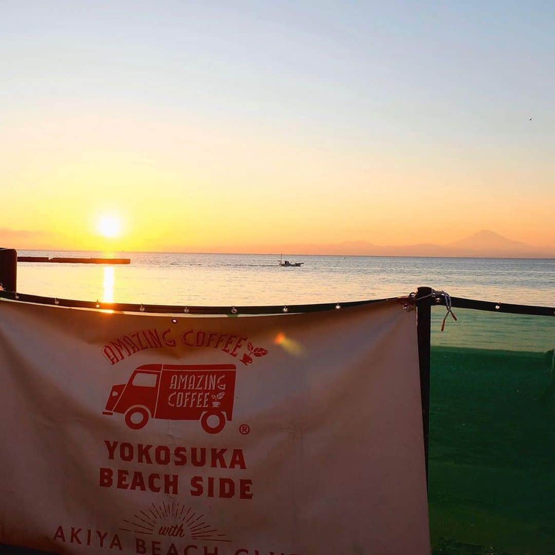 のインスタグラム：「. @amazing_coffee_official ・・・ 🌴YOKOSUKA BEACH SIDE with AKIYA BEACH CLUB🌴 . 晴れている日はぜひ美しいSUNSETを見にいらしてください☺️✨ . #AMAZINGCOFFEE #coffee #YOKOSUKABEACHSIDE #AKIYABEACHCLUB #AMeCO #アメコ #横須賀 #秋谷 #LDHkitchen」
