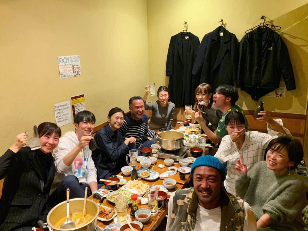 青山恭子さんのインスタグラム写真 - (青山恭子Instagram)「. 相変わらず賑やかすぎる『縁会』 . 集合写真を撮ってもらう瞬間に「なんでキョーコちゃんって、頭の上に飲み物上げるのぉ？？？」とマジメに聞かれ… 急に恥ずかしくなって、少し徳利下ろしちゃったよねぇ🍶⤵︎⤵︎⤵︎ 特に理由はございません…😅 . . . #縁会 #相変わらず賑やか #aokyonポーズ #真面目に聞かれて #なんだか恥ずかしい #少し下ろしちゃったよね🍶 #特に理由はございません #😅 #これからも堂々と #あべまき幹事ありがとう」2月17日 8時49分 - aokyon27