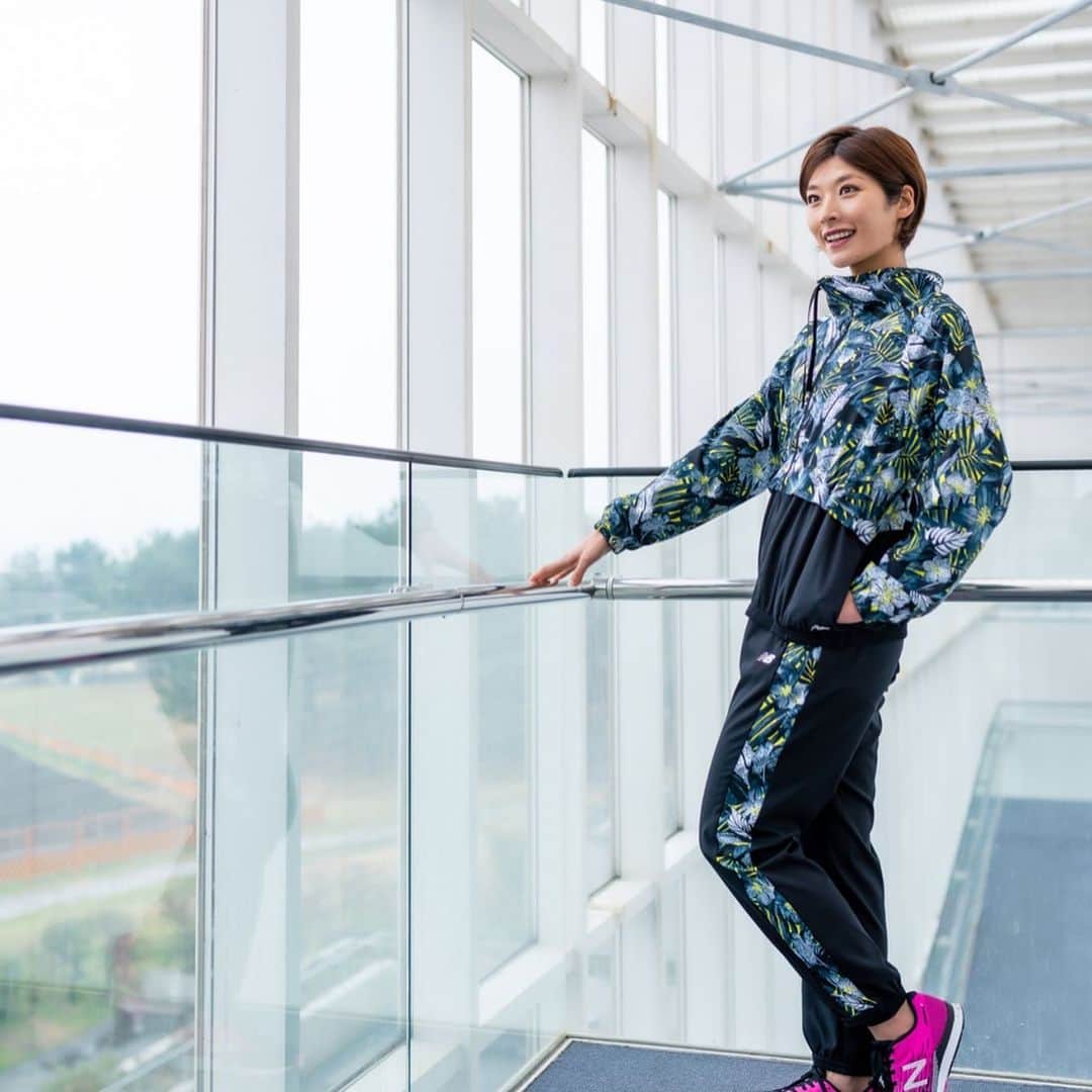西谷綾子のインスタグラム：「✴︎ #newbalance  ボタニカル柄、デザイン可愛い😍💞 軽くて伸縮性あり着心地抜群っ🌟👍 ・ ジョギングだけでなくフィットネス、ウォーキング、トラベル、カジュアルの5つのシーンで着こなしが楽しめちゃう❣️☺️ 「5WAY ストレッチウーブン ジャケット」 ・ シューズはHANZO-C☺️ 走りやすいーー🏃‍♀️ ・ 📸しらぴょん🌸Thank you @shirapyonsports」