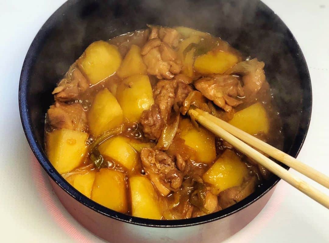 Mizuki【料理ブロガー・簡単レシピ】さんのインスタグラム写真 - (Mizuki【料理ブロガー・簡単レシピ】Instagram)「・﻿ 【レシピ】ーーーーーーーー﻿ ♡こってり甘辛♡﻿ 鶏肉とじゃがいものすき煮﻿ ーーーーーーーーーーーーー﻿ ﻿ ﻿ おはようございます(*^^*)﻿ ﻿ 今日ご紹介させていただくのは﻿ メインになる煮物♩﻿ お手軽な鶏肉とじゃがいもを﻿ すき煮風の甘辛味に仕上げました♡﻿ さっと炒めて煮るだけの﻿ 超簡単レシピです(*´艸`)﻿ ﻿ これ、とってもごはんに合うので﻿ よかったらお試し下さいね(*^^*)﻿ ﻿ ﻿ ﻿ ーーーーーーーーーーーーーーーーーー﻿ 【2人分】﻿ 鶏もも肉...1枚(250g)﻿ じゃがいも...2個(300g)﻿ 長ねぎ...1/2本﻿ ●水・醤油...各大2﻿ ●酒・みりん・砂糖...各大1.5﻿ サラダ油...小1﻿ ﻿ 1.鶏肉とじゃがいもは3cm大に切る。ねぎは1cm幅の斜め切りにする。﻿ 2.鍋にサラダ油を入れて中火で熱し、鶏肉とじゃがいもを炒める。鶏肉の色が変わったら、●とねぎを加えてフタをし、(たまに混ぜながら)じゃがいもが柔らかくなるまで約12分煮る。﻿ ーーーーーーーーーーーーーーーーーー﻿ ﻿ ﻿ 《ポイント》﻿ ♦︎煮込み時間は目安です♩じゃがいもの種類によって調節して下さい♩﻿ ♦︎じゃがいもが柔らかくなる前に煮汁が少なくなった場合は、水を少し足して下さい♩﻿ ﻿ ﻿ ﻿ ﻿ ＿＿＿＿＿＿＿＿＿＿＿＿＿＿＿＿＿﻿ ＿＿＿＿＿＿＿＿＿＿＿＿＿＿＿＿＿﻿ 🎀新刊発売中🎀﻿ 【#ホットケーキミックスのお菓子 】﻿ ﻿ 今回は一冊まるっとホケミスイーツ♩﻿ 普段のおやつから﻿ 特別な日にも使えるレシピを﻿ この一冊に詰め込みました(*^^*)﻿ ホットケーキミックスを使えば﻿ 簡単に本格的なお菓子が作れますよ♡﻿ ﻿ 🔹ハイライトにリンクあります♩🔹﻿ ＿＿＿＿＿＿＿＿＿＿＿＿＿＿＿＿＿﻿ ＿＿＿＿＿＿＿＿＿＿＿＿＿＿＿＿＿﻿ ﻿ ﻿ ﻿ 【お知らせ】﻿ ストーリーズでは一日数回﻿ 別レシピをご紹介しております(*^^*)﻿ ＊コメントは最新の投稿に下さいますよう﻿ お願い致しますm(_ _)m﻿ ﻿ ﻿ ﻿ #ブログ更新しました﻿ ブログはプロフ画面のリンクよりご覧下さい↓﻿ @mizuki_31cafe﻿ 【Mizuki公式ラインブログ】﻿ https://lineblog.me/mizuki_official/﻿ ﻿ ﻿ ﻿ ﻿ #鶏肉#じゃがいも#すき煮#すき焼き#煮物#甘辛﻿ #Mizuki#簡単レシピ#時短レシピ#節約レシピ#料理#レシピ#フーディーテーブル#おうちごはん#おうちカフェ#デリスタグラマー#料理好きな人と繋がりたい#料理ブロガー#おうちごはんlover#器#マカロニメイト#ブログ﻿ #foodpic#follow#cooking#recipe#lin_stagrammer#鶏肉とじゃがいものすき煮m」2月17日 8時57分 - mizuki_31cafe
