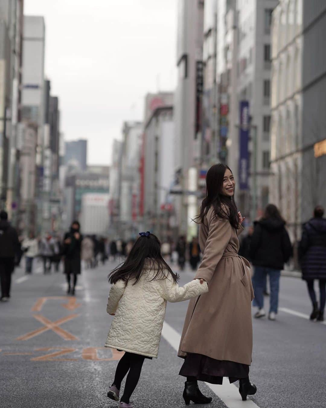 丸山悠美さんのインスタグラム写真 - (丸山悠美Instagram)「「添い寝起こし」のすすめ✨ ﻿ ﻿ 朝パッと起きてくれない娘。﻿ ためしに「添い寝起こし」 をはじめたら﻿ 朝すんなり起きてくれてムラが無くなりました😳﻿ 今のところ、100%上手くいっています！！﻿ ﻿ 朝のストレスが親子で綺麗〜になくなったのでシェア✨﻿ ﻿ 今までは、起きないと私も慌てて。﻿ よく考えたら「起きて〜！！！」って﻿ 大声出されたら大人でも嫌ですよね。﻿ ﻿ 添い寝しながら、なでなで、よしよし、﻿ 優しく声をかけて、ゆっくり起こすだけ✨﻿ いつもより10分早いけど﻿ お互いイライラしないので、この方法です。﻿ ﻿ 寝かしつけでトントンしたりスキンシップして寝るのは﻿ 子どもは気持ちが安定、安心することで入眠できるから。﻿ 起こす時も同じ方法が効くのだそう。﻿ 寝るときだけだと思い込んでたけど...確かに！！﻿ ﻿ 子どもは寝ると安心や心の安定がリセットされるので、安心を与えてやると起きやすいそうです。﻿ ﻿ 朝グズグズで準備に時間がかかったり﻿ お悩みの方ぜひ試してみてください☺️💕﻿ ﻿ ◆photo by﻿ @____moto.aki16__  もとさん、ありがとうー！😊 ﻿ ﻿ #fashion #outfits #instafashion #coordinate #ginza #銀座 #コーディネート #カジュアル #ガウンコート #ママコーデ #シンプルコーデ #ママファッション#大人カジュアル #子連れ #ママ #親子コーデ #7歳 #小学生 #今日のコーデ #子育て #こどものいる暮らし #おはよう  #pt_life #japan_of_insta  #ig_phos」2月17日 9時00分 - maruyumi