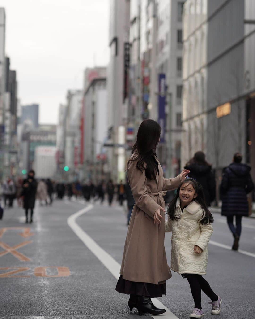 丸山悠美さんのインスタグラム写真 - (丸山悠美Instagram)「「添い寝起こし」のすすめ✨ ﻿ ﻿ 朝パッと起きてくれない娘。﻿ ためしに「添い寝起こし」 をはじめたら﻿ 朝すんなり起きてくれてムラが無くなりました😳﻿ 今のところ、100%上手くいっています！！﻿ ﻿ 朝のストレスが親子で綺麗〜になくなったのでシェア✨﻿ ﻿ 今までは、起きないと私も慌てて。﻿ よく考えたら「起きて〜！！！」って﻿ 大声出されたら大人でも嫌ですよね。﻿ ﻿ 添い寝しながら、なでなで、よしよし、﻿ 優しく声をかけて、ゆっくり起こすだけ✨﻿ いつもより10分早いけど﻿ お互いイライラしないので、この方法です。﻿ ﻿ 寝かしつけでトントンしたりスキンシップして寝るのは﻿ 子どもは気持ちが安定、安心することで入眠できるから。﻿ 起こす時も同じ方法が効くのだそう。﻿ 寝るときだけだと思い込んでたけど...確かに！！﻿ ﻿ 子どもは寝ると安心や心の安定がリセットされるので、安心を与えてやると起きやすいそうです。﻿ ﻿ 朝グズグズで準備に時間がかかったり﻿ お悩みの方ぜひ試してみてください☺️💕﻿ ﻿ ◆photo by﻿ @____moto.aki16__  もとさん、ありがとうー！😊 ﻿ ﻿ #fashion #outfits #instafashion #coordinate #ginza #銀座 #コーディネート #カジュアル #ガウンコート #ママコーデ #シンプルコーデ #ママファッション#大人カジュアル #子連れ #ママ #親子コーデ #7歳 #小学生 #今日のコーデ #子育て #こどものいる暮らし #おはよう  #pt_life #japan_of_insta  #ig_phos」2月17日 9時00分 - maruyumi