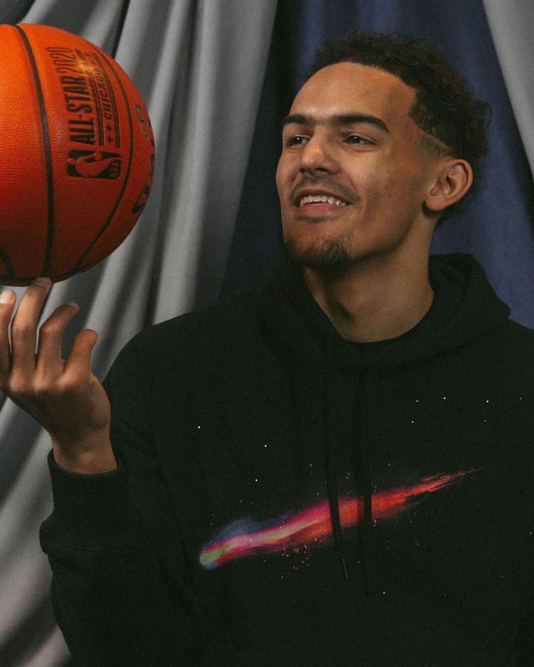 オバディア&サンズのインスタグラム：「Ovadia All Star photo booth @traeyoung in the Comet Crystals Hoodie」