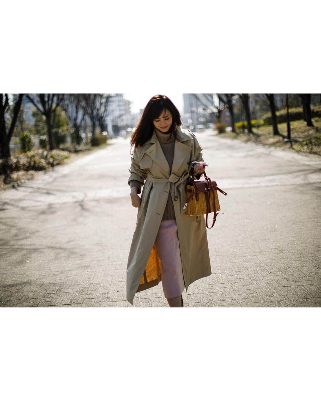 田中幸恵のインスタグラム：「___ . この間18度もあって、春みたいにポカポカだった日🌞 . ピンクのニットタイトスカートで春先取り . . やっぱりこのトレンチが大好きだ🧥♡ . coat▶︎ @ebure_official  skirt ▶︎ @ella_selectshop_  shoes ▶︎ @repettoparis  bag▶︎ @fleuraccesories . . #ebure  #reppeto  #ella #トレンチコート」