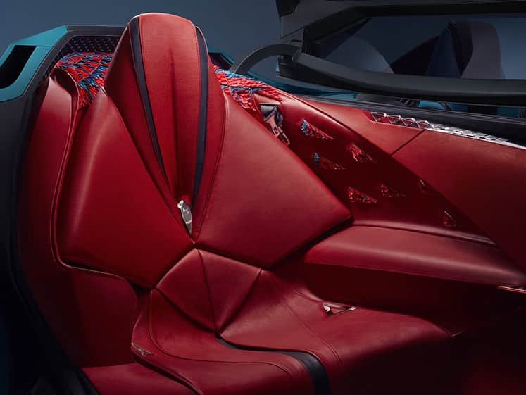 のインスタグラム：「2035年のドリームカー「DS X E-TENSE」のガルウィングドアから車内に入ると広がるあなただけの空間。 ⠀  乗る人は心地良いカプセルに包まれ、通気性の良いマッサージシートで寛ぐことができます。 ⠀ ⠀ ⠀ #DSautomobiles #DSXETENSE #SpiritofAvantGarde」