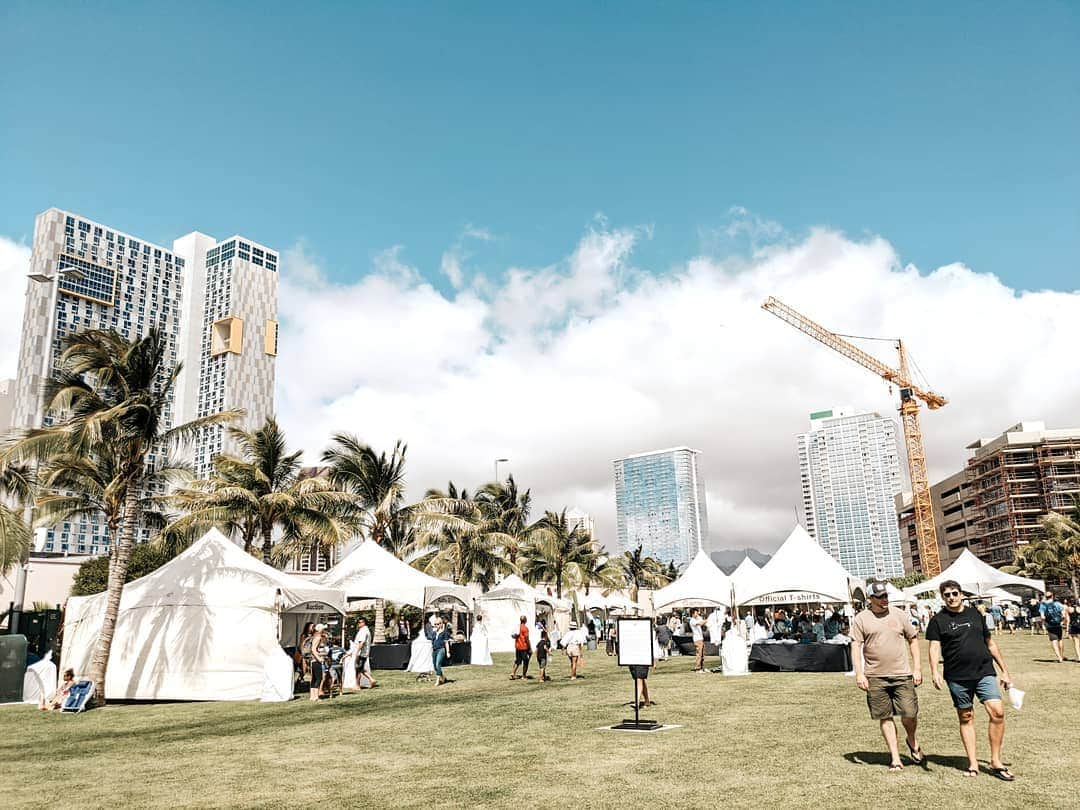 Aya（高本彩）さんのインスタグラム写真 - (Aya（高本彩）Instagram)「今日のランチは“UKULELE PICNIC in HAWAII”でタイ料理とスパムおにぎりを食べました♡　 #hawaii #hawaian #ukulelepicnic #wardavenue #aloha#thaifood#musubicafe#スパムおにぎり#festival」2月17日 9時16分 - aya_dream04