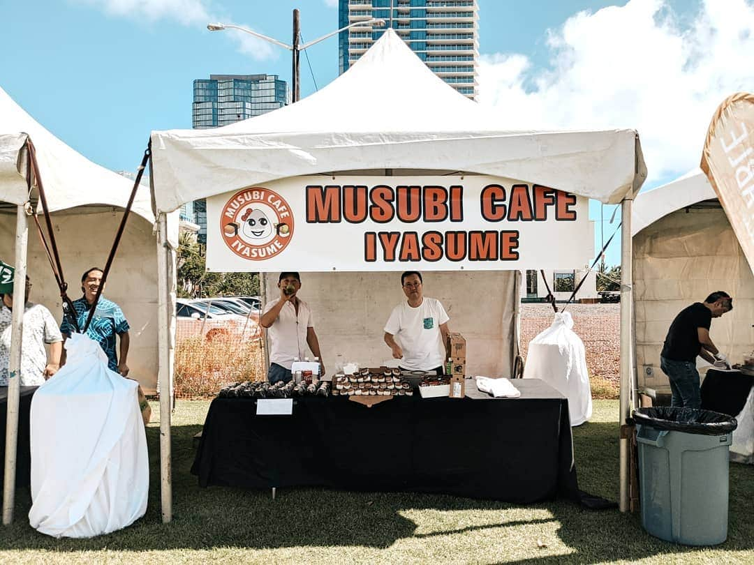 Aya（高本彩）さんのインスタグラム写真 - (Aya（高本彩）Instagram)「今日のランチは“UKULELE PICNIC in HAWAII”でタイ料理とスパムおにぎりを食べました♡　 #hawaii #hawaian #ukulelepicnic #wardavenue #aloha#thaifood#musubicafe#スパムおにぎり#festival」2月17日 9時16分 - aya_dream04