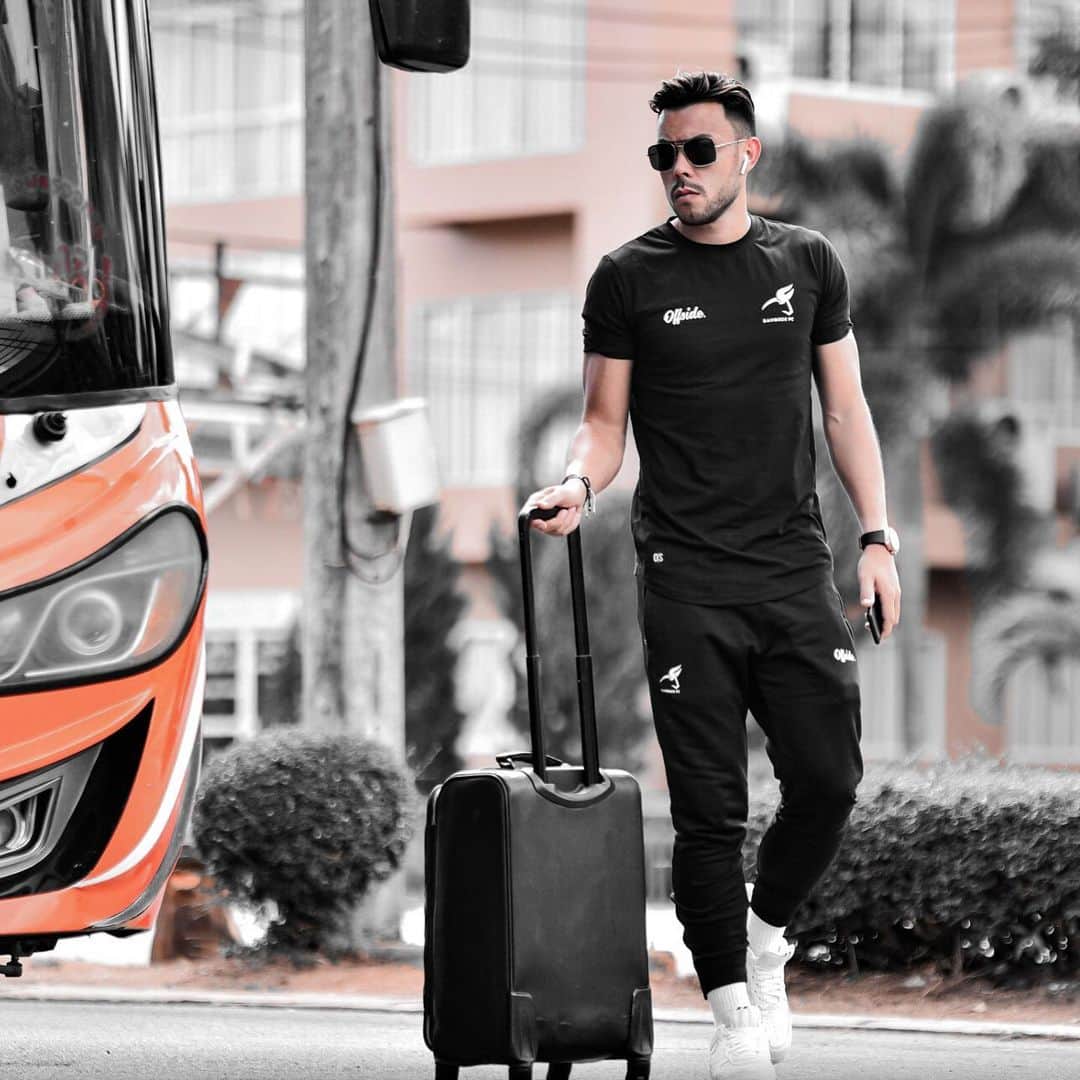 ヴィンセント・ケインのインスタグラム：「Offside X Bangkok FC 👀 @_offside._ @bangkokfc  Full range coming soon. #bangkokfc #offside #travelgear #mensfashion #sportfashion #football #clean #simple」