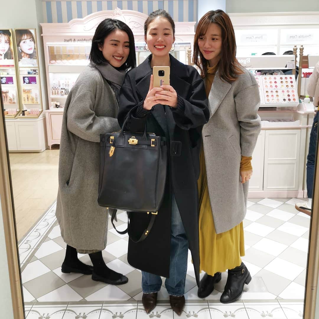 ayaka8880のインスタグラム：「. . 今朝のブログは、おっぱいクリームについて書きました。 . 恥ずかしいから、まはるさんと芝宮ちゃんに着いてきてもらって産まれて初めて購入。 . やるとやらないじゃ全然違ってびっくり🥺 . ピーチジョンで買ったのですが、109の店頭ではスタンダードクリームは売り切れ。 . 聞いた話によると、田中みな実さん効果でおっぱいケアブームがすごいらしいです。 . 恥ずかしがってる場合じゃなかった… . . #バストケア #バストケアクリーム」
