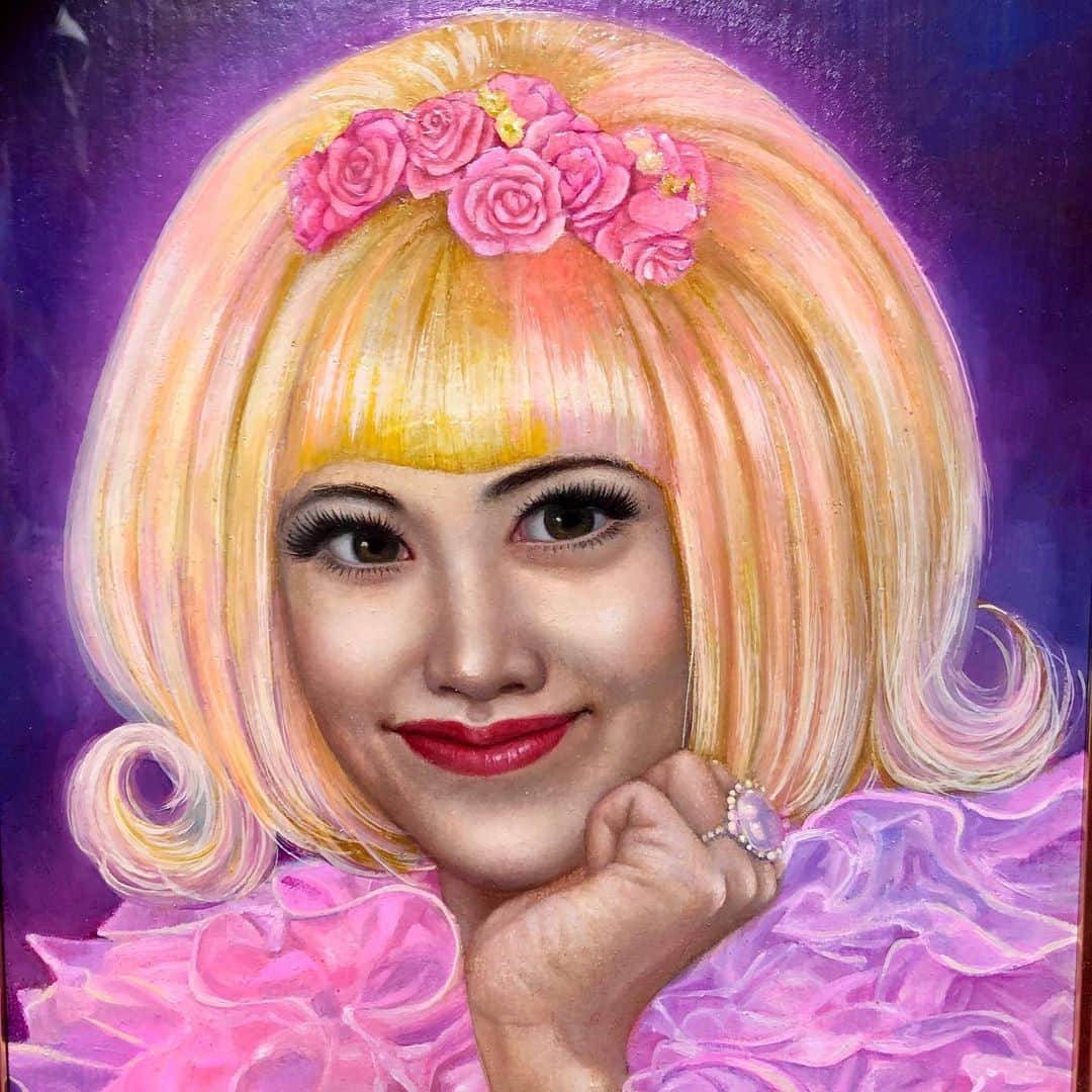 ジュン中山のインスタグラム：「#beautyapplook  #creepy #bigeyes #bigsmile #irenthermywigandcostume #oilpainting  by @emi_makida_art  #geniuspainter #naturalbornpainter」