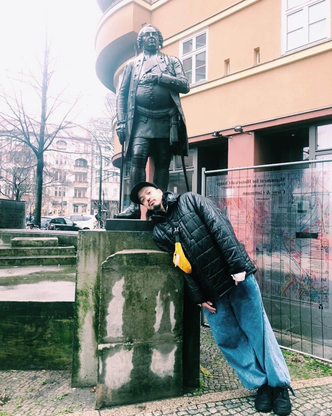 トヲルさんのインスタグラム写真 - (トヲルInstagram)「. . . #トヲルコーデ 🇩🇪🇩🇪 . . ドイツロス中、、ドイツは銅像が沢山ありました🇩🇪 . . #systemprofessional  #システムプロフェッショナル  #ドイツ研修  #フランクフルト #ベルリンの壁 #銅像」2月17日 9時32分 - toworu55