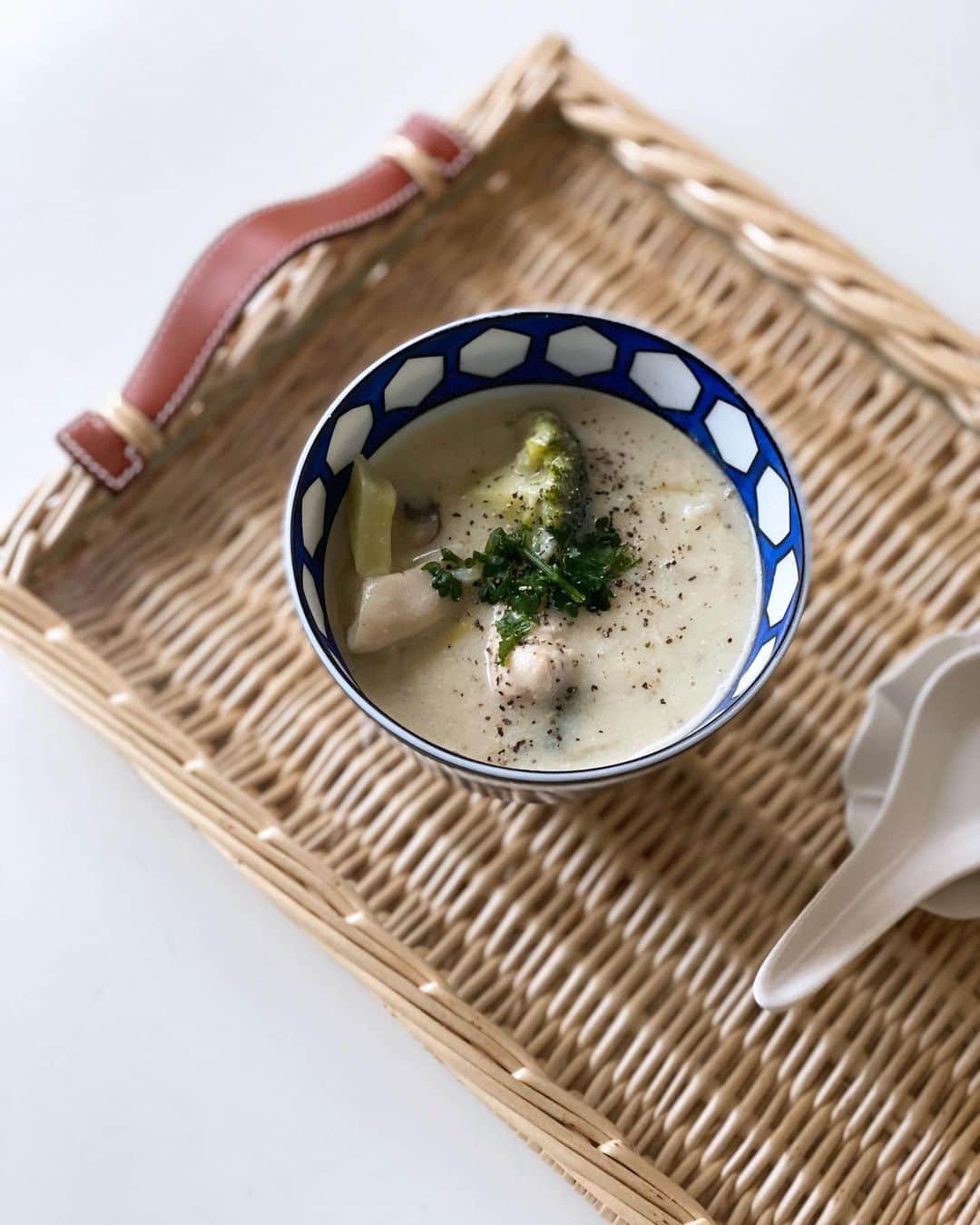 Risako Yamamotoさんのインスタグラム写真 - (Risako YamamotoInstagram)「最近のお弁当はサラダお休み中💭 ・ スープジャーに具沢山のお味噌汁やスープを入れて行くのが冬の定番☃️ ・ ・ 豆乳とオーツミルクのチキンチャウダーを作りました🥣 低糖質意識で、彩りになる人参ですがお休みしてもらいました🥕🙏🏼 ・ チキンはささみです🐣 #チキンチャウダー #豆乳 #soymilk #oatmilk #slohasholic #wacchiskitchen #低糖質 #healthylifestyle」2月17日 9時33分 - risako_yamamoto