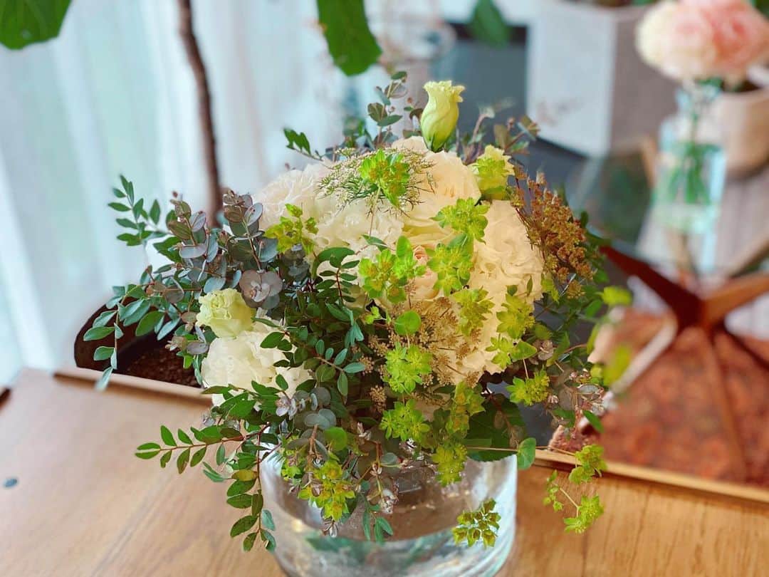 高山直子さんのインスタグラム写真 - (高山直子Instagram)「可愛いお花をいただいた💐 やっぱりこのサイズ感のお花、大好き大好き😍✨ 気分上がる💓しずかちゃん、はじめちゃんありがとう❤️ 各テーブルにお花があると、「プラダを着た悪魔」思い出すのわたしだけ？🙃笑 さてどこに“本”を置こうか😏  #花のある暮らし #お花のプレゼント #大好きな映画」2月17日 9時53分 - nao_70koro