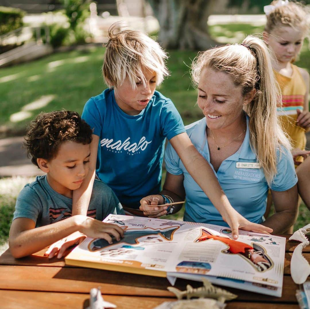 リッツ・カールトンさんのインスタグラム写真 - (リッツ・カールトンInstagram)「During Jean-Michel Cousteau’s Ambassadors of the Environment program, we followed Hawaiian turtle tracks and discovered unforgettable adventures for the whole family.  #Kapalua #Lahaina #Maui #Hawaii #HawaiiLife #Nature #JeanMichelCousteau #WhaleTales #FamilyTravel #Family #TravelWithKids #FamilyVacation #Explore #BeautifulDestination #NeverStopExploring #EcoTravel #EcoTourism #ExploreNature #Getaway #Vacation #Travel #Travelgram #InstaTravel #TravelDiaries」2月17日 9時53分 - ritzcarlton