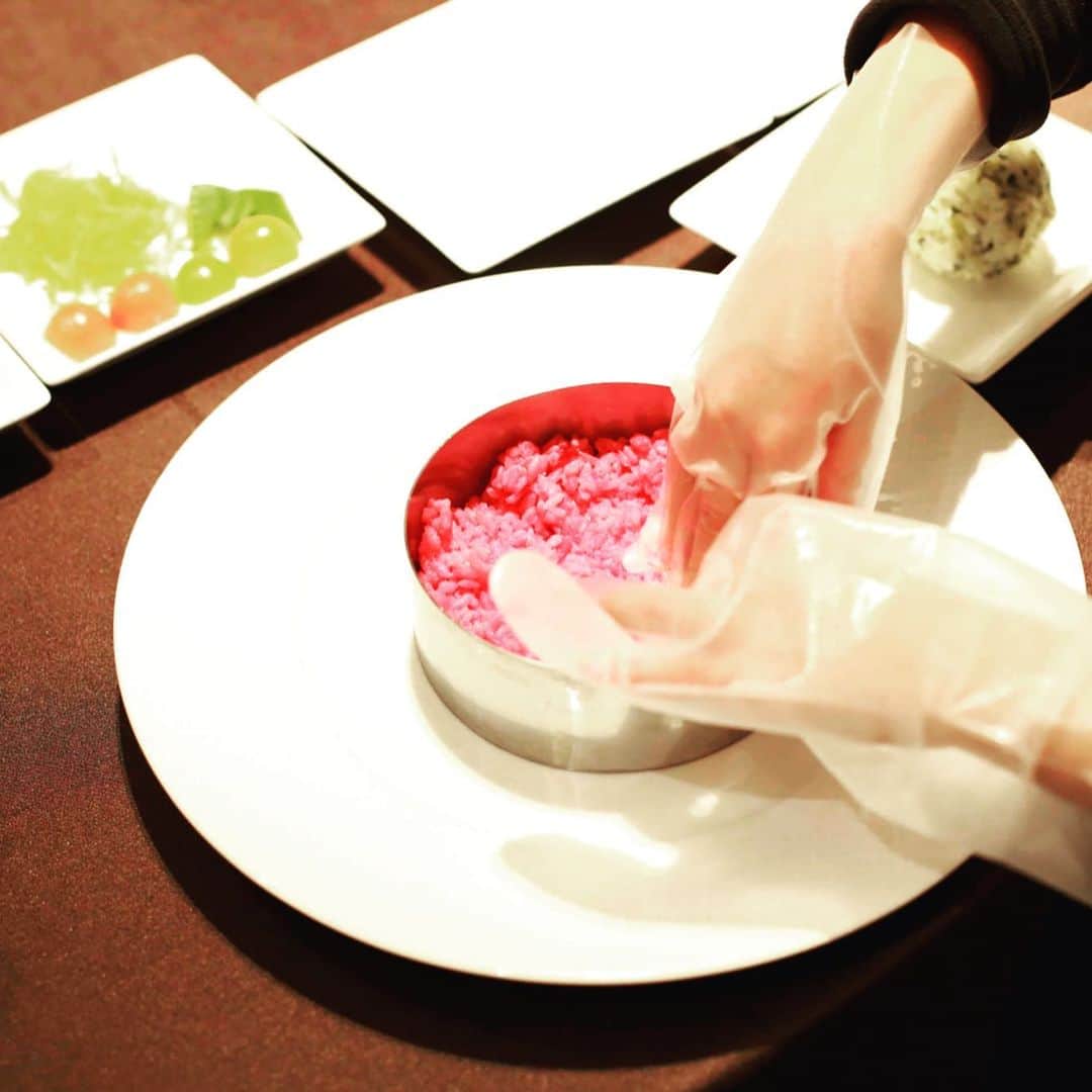八芳園さんのインスタグラム写真 - (八芳園Instagram)「. . 2月15日に開催された 「FOOD EDUTAINMENT」では  親子で楽しむ７大アレルゲン不使用の 雛祭り寿司ケーキ作りが行われました。  誰もが一緒に、 同じものを楽しく作って 召し上がることができる料理を 広めていきたいという  野田さんの思いの詰まったレシピを 親子ご一緒に お楽しみいただきました . . ご予約・お問い合わせ TEL 0120-916-078 (平日11:00-19:30 / 土日祝 10:00-19:45) . .  #FOODEDUTAINMENT #フードエデュテイメント #happoen #八芳園 #イベント . #食育 #健康 #美容 #健康ごはん #クッキング　#クッキングイベント #親子イベント #親子 #親子クッキング #料理教室  #アレルギー　#アレルゲンフリー #7大アレルゲン不使用  #健康レシピ #健康飲食 #健康管理　#ひなまつり #ひなまつりごはん #寿司ケーキ . #白金台 #港区 #品川」2月17日 10時04分 - happoen