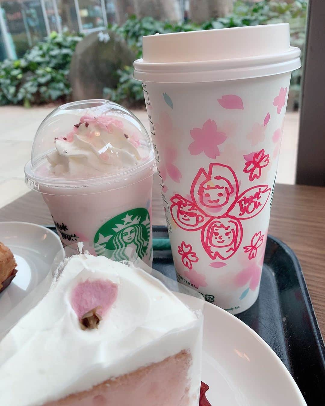 川崎希さんのインスタグラム写真 - (川崎希Instagram)「STAR BUCKS💓💓💓 . さくらフラペチーノにミルクプリン入りですごく美味しい〜🌸 #starbucks  #似顔絵もさくらバージョンで素敵だな〜」2月17日 10時02分 - kawasakinozomi