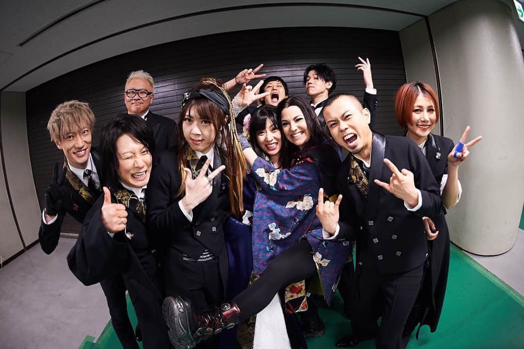 鈴華ゆう子のインスタグラム：「@AmyLee & wagakkiband! 大阪城でのライブ大盛況でした！Yesterday's live concert was amazing!」
