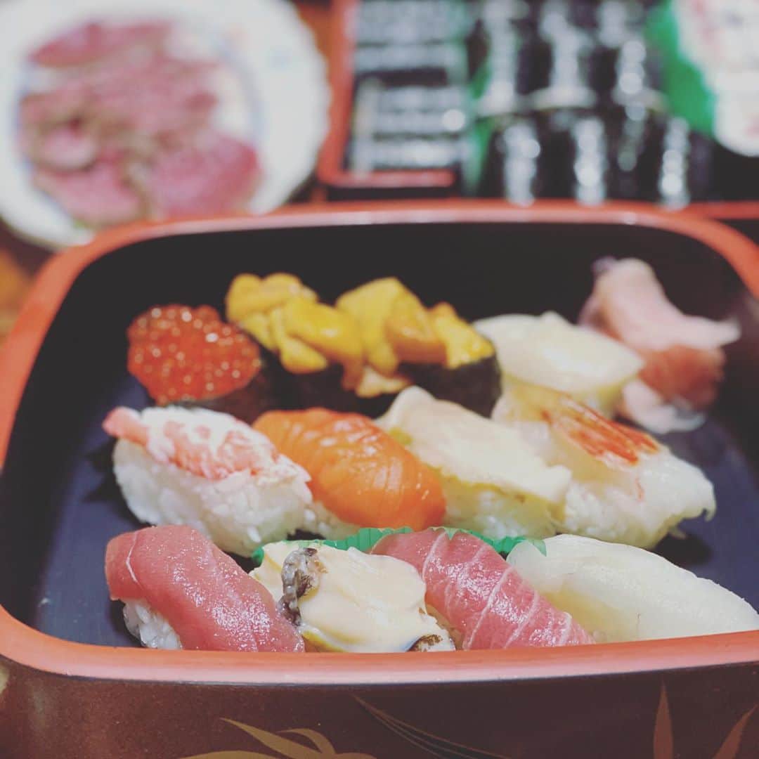 浜島直子さんのインスタグラム写真 - (浜島直子Instagram)「もう東京にいるのだけど、隙間時間を見つけては実家札幌の美味しかった食べ物の写真をニヤニヤ見返してる。暇か。 ・ #毎回必ずとる近所のお寿司屋さん #ウニをひとつ追加でといつも言ってたら覚えてくれた #母律子が作ったぶっかけうどん #ジンギスカンの時は必ずおにぎり #🍙 #ジンギスカンの時はテーブルの上は必ず新聞紙 #新千歳空港で初挑戦した #ドラえもん立体ぬりえ  #ちょっとホラー  #北海道楽しかったなぁ #もう今すぐ帰りたい #そして大量の忘れ物を実家にしてきてしまった #息子のダウンとか🤣 #年々忘れ物が本当にひどい #マジで危険を感じる🙈」2月17日 10時11分 - hamaji_0912
