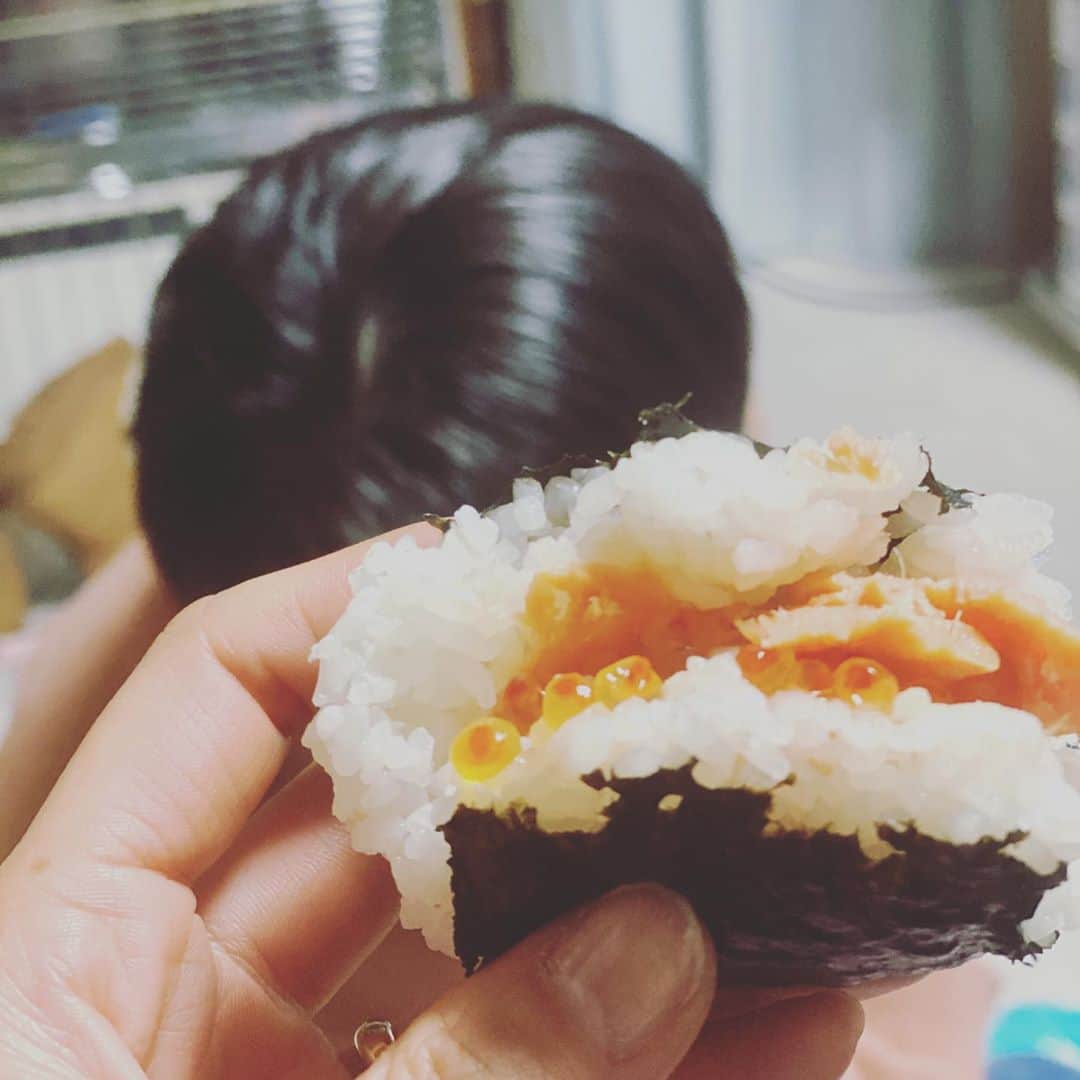 浜島直子さんのインスタグラム写真 - (浜島直子Instagram)「もう東京にいるのだけど、隙間時間を見つけては実家札幌の美味しかった食べ物の写真をニヤニヤ見返してる。暇か。 ・ #毎回必ずとる近所のお寿司屋さん #ウニをひとつ追加でといつも言ってたら覚えてくれた #母律子が作ったぶっかけうどん #ジンギスカンの時は必ずおにぎり #🍙 #ジンギスカンの時はテーブルの上は必ず新聞紙 #新千歳空港で初挑戦した #ドラえもん立体ぬりえ  #ちょっとホラー  #北海道楽しかったなぁ #もう今すぐ帰りたい #そして大量の忘れ物を実家にしてきてしまった #息子のダウンとか🤣 #年々忘れ物が本当にひどい #マジで危険を感じる🙈」2月17日 10時11分 - hamaji_0912